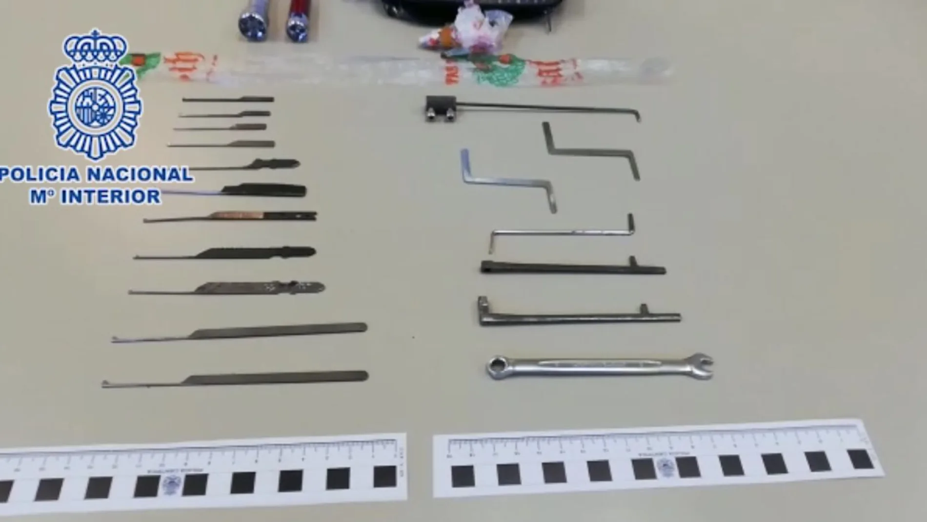 Ganzúas y herramientas para forzar cerraduras incautadas a los ladrones de un piso en San Blas