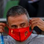 Luis Enrique se pone la mascarilla para salir a entrenar