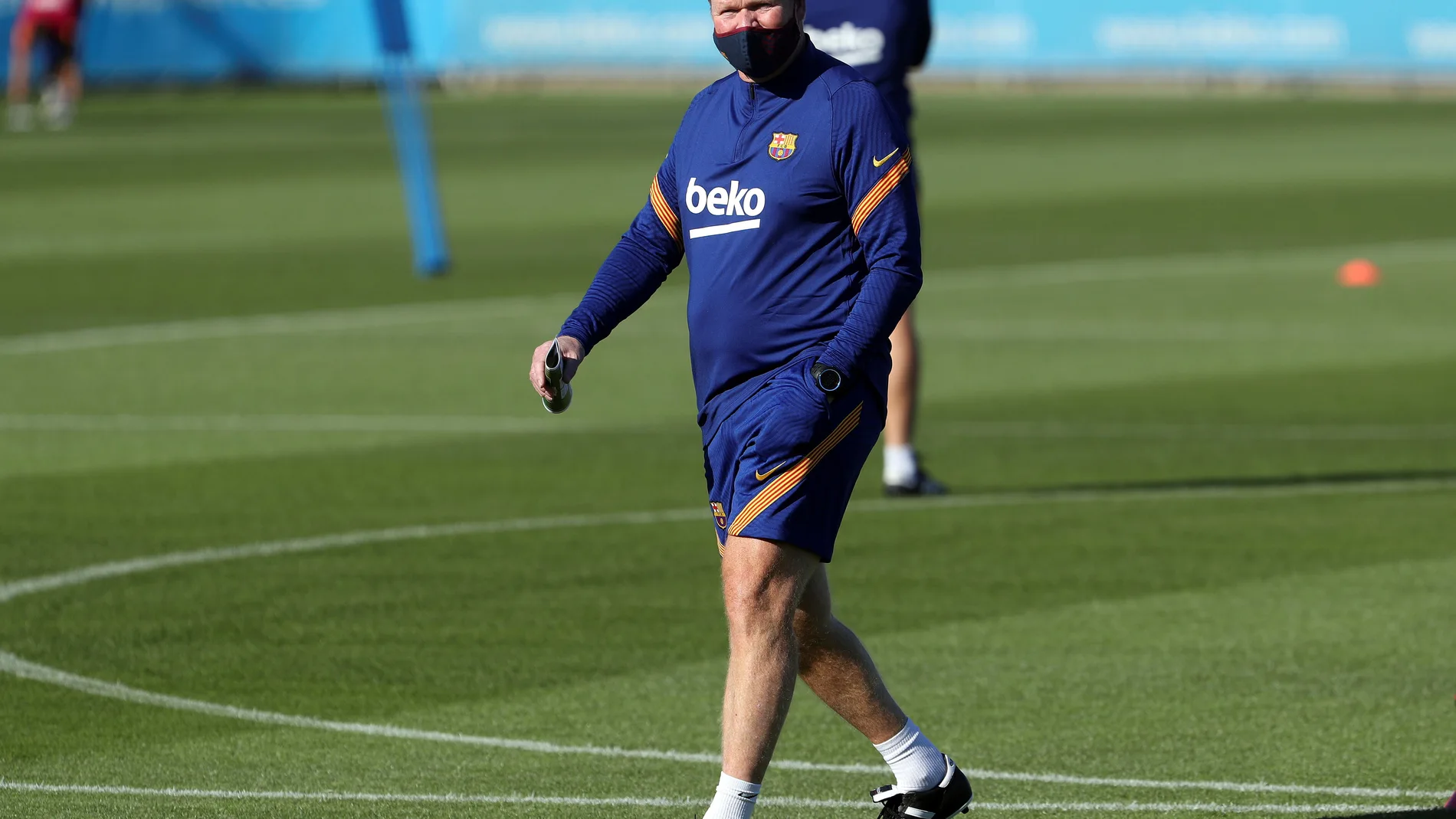 Ronald Koeman, durante su primer entrenamiento al frente del Barcelona
