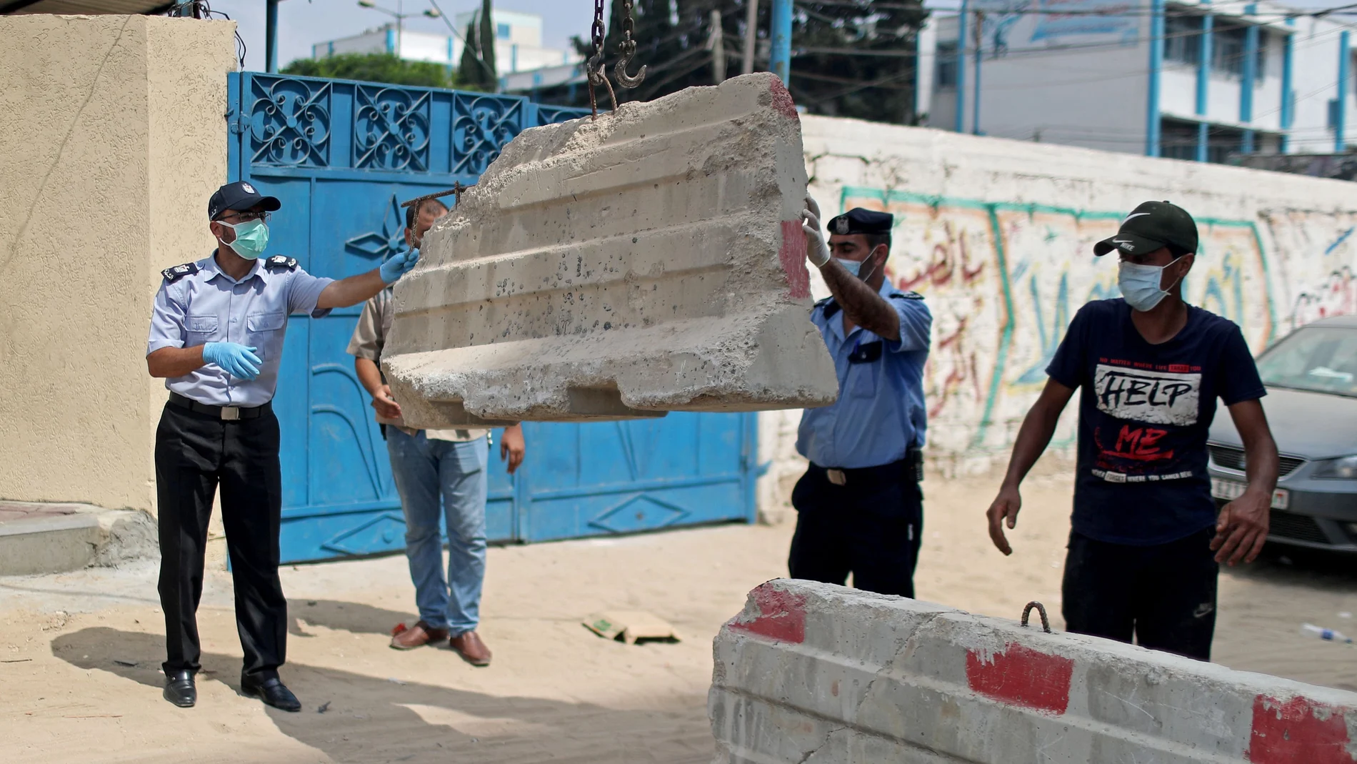 Policías palestinos colocan barreras para cerrar una calle en Gaza