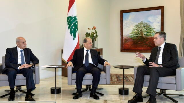 El presidente libanés, Michel Aoun (centro), se reúne con el nuevo primer ministro, Mustafa Adib (derecha) y el jefe del Parlamento, Nabih Berri, en Beirut