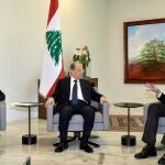 El presidente libanés, Michel Aoun (centro), se reúne con el nuevo primer ministro, Mustafa Adib (derecha) y el jefe del Parlamento, Nabih Berri, en Beirut