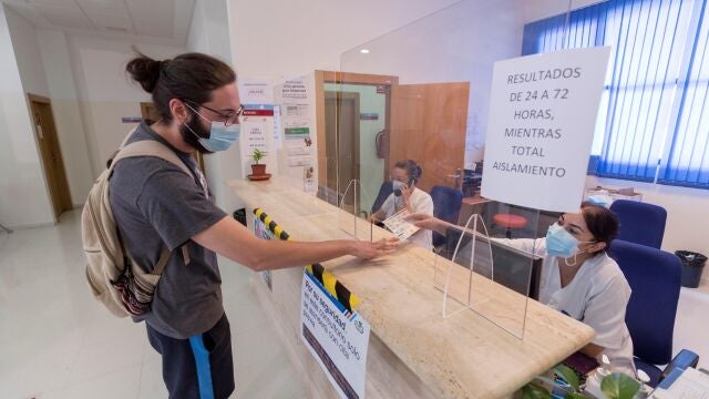 Una enfermera entrega una documentación a un hombre en el consultorio del barrio del Progreso de Murcia