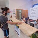 Una enfermera entrega una documentación a un hombre en el consultorio del barrio del Progreso de Murcia