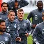 Kroos, en el centro de la imagen en un entrenamiento con Alemania, que será rival de España