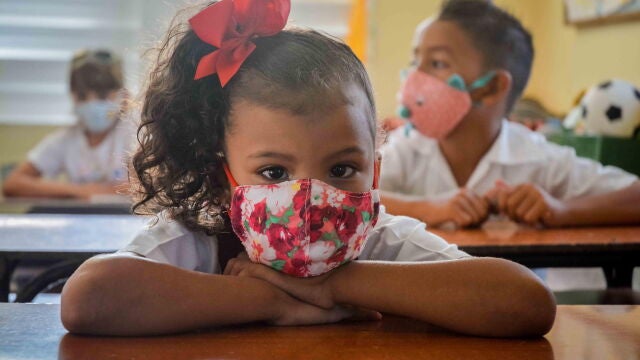 Las Tunas (Cuba), 01/09/2020.- Students wear facemask in a classroom as part of the sanitary measures of strict compliance in educational institutions, in Las Tunas, Cuba, 01 September 2020. Cuban schools, which the pandemic forced to close their doors for the first time in 60 years, reopen for the new school year with the exception of Havana, where the classrooms will remain empty. (Abierto, La Habana) EFE/EPA/Yaciel Peña de la Peña