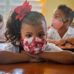 Las Tunas (Cuba), 01/09/2020.- Students wear facemask in a classroom as part of the sanitary measures of strict compliance in educational institutions, in Las Tunas, Cuba, 01 September 2020. Cuban schools, which the pandemic forced to close their doors for the first time in 60 years, reopen for the new school year with the exception of Havana, where the classrooms will remain empty. (Abierto, La Habana) EFE/EPA/Yaciel Peña de la Peña