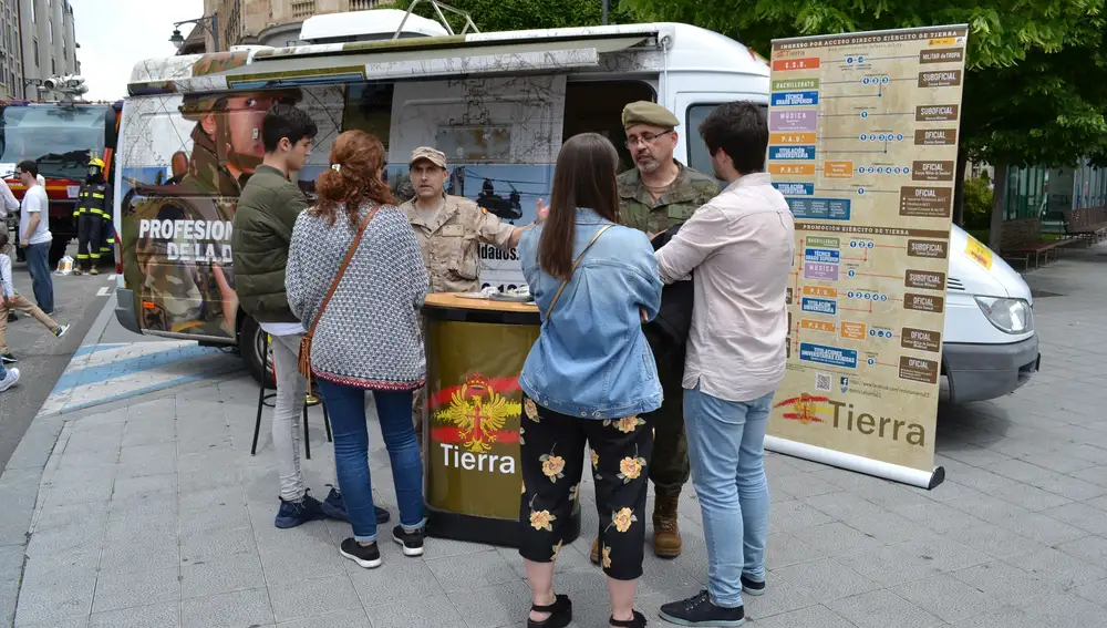 Punto de información del Ejército en Ponferrada