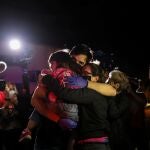 El opositor Jose Daniel Hernandez abraza a su familia a la salida del Helicoide tras haber sido liberado en la amnistía del régimen chavista a un centenar de los casi cuatrocientos presos políticos