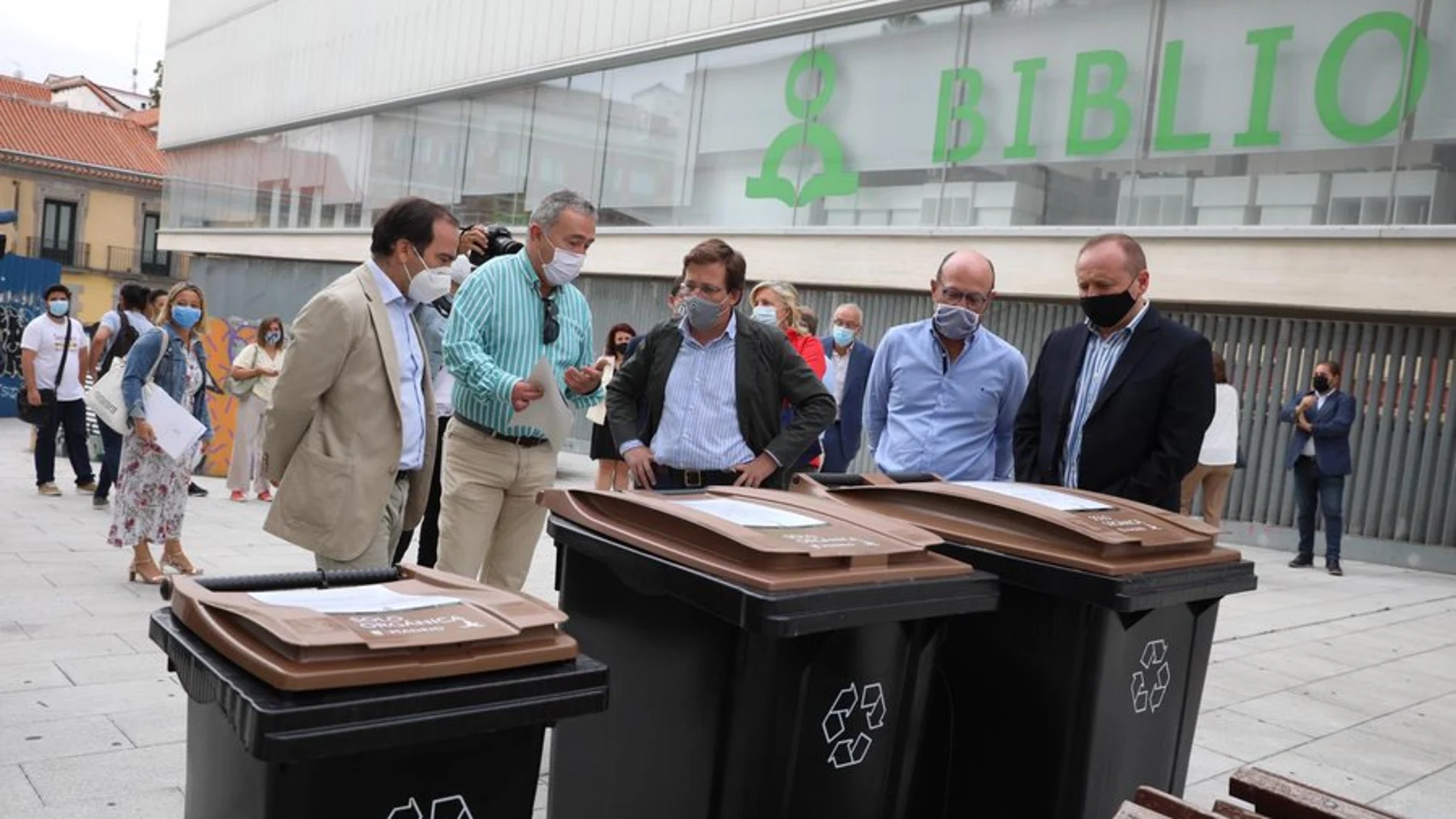 El alcalde de Madrid, José Luis Martínez-Almeida celebra la incorporación del distrio Centro al cubo de residuos orgánicos separados