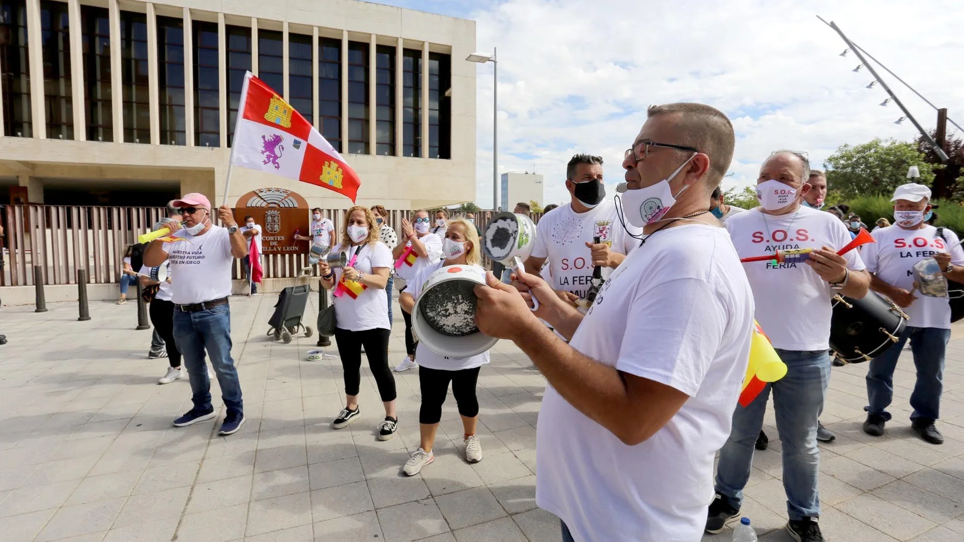 Cacerolada del colectivo de feriantes a las puertas de las Cortes de Castilla y León