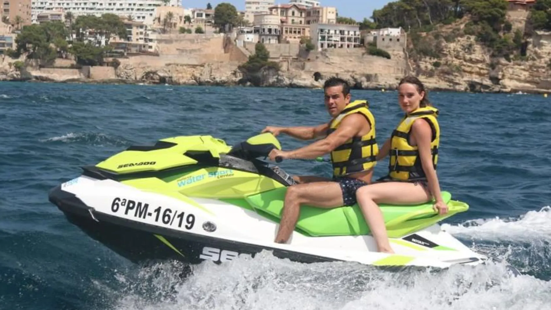 Mario Casas y y Déborah François, primeras vacaciones juntos en Mallorca
