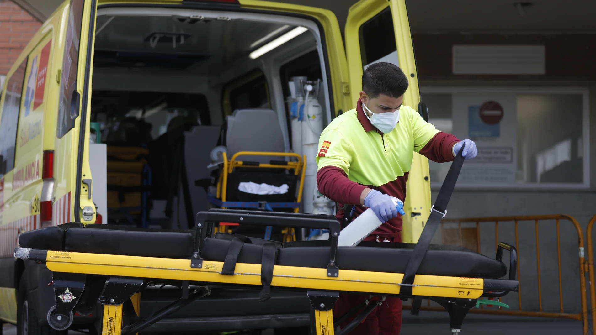 Personal del Samur de la Comunidad de Madrid se prepara el traslado de un paciente infectado por coronavirus