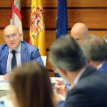 El consejero de Agricultura, Ganadería y Desarrollo Rural, Jesús Julio Carnero, en un encuentro con representantes del sector