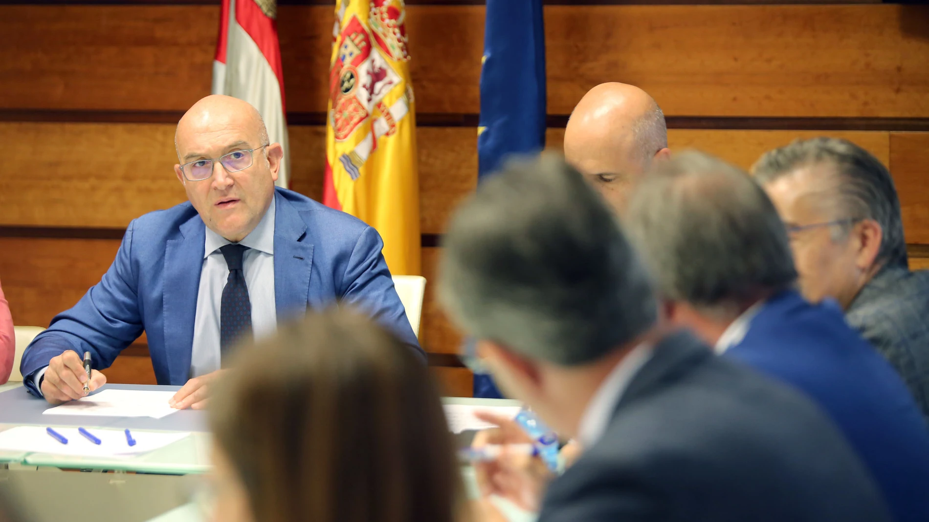 El consejero de Agricultura, Ganadería y Desarrollo Rural, Jesús Julio Carnero, en un encuentro con representantes del sector