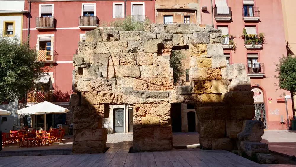 El muro corresponde al cierre oriental del Foro Provincial de Tarraco, hoy en la plaza del Fòrum.