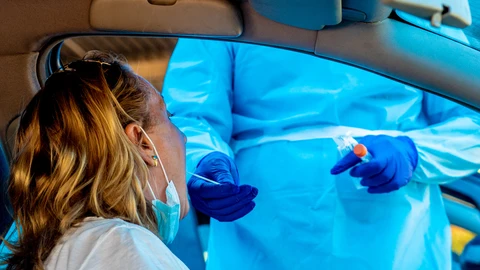 Imagen de archivo de una sanitaria realizando un test Covid