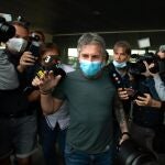 Jorge Messi, en el momento de abandonar el aeropuerto de El Prat.