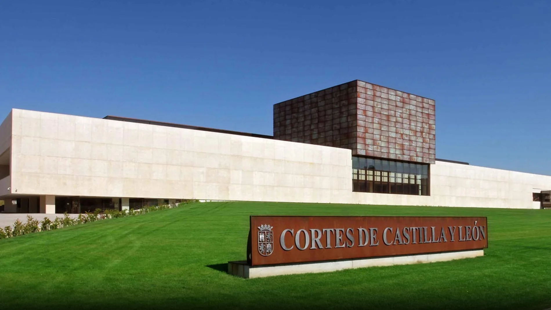Fachada de las Cortes de Castilla y León