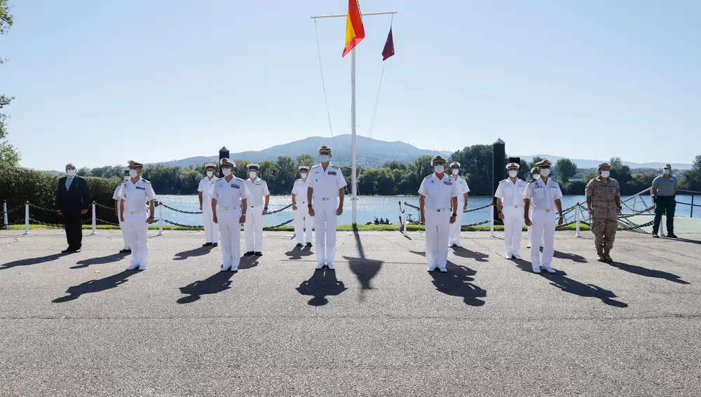 El Rey Felipe VI (c) durante su visita a la Comandancia Naval del Miño en Tui con la que reanuda su agenda oficial, en Tui, Pontevedra, Galicia (España) a 2 de septiembre de 2020. Por la tarde será recibido por el presidente de la Xunta, Alberto Núñez Feijóo; el delegado del Gobierno en Galicia, Abel Losada; el presidente del Parlamento de Galicia, Miguel Ángel Santalices; y los alcaldes y alcaldesas de la comarca del Miño.02 SEPTIEMBRE 2020Marta Vázquez Rodríguez / Europa Press02/09/2020