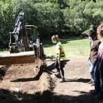 La consejera de Justicia de Cataluña, Ester Capella, asiste al inicio de los trabajos de apertura de una fosa en Sorpe (Lérida)