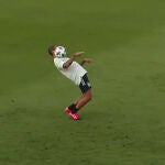 Thiago controla el balón en un entrenamiento de la Selección.