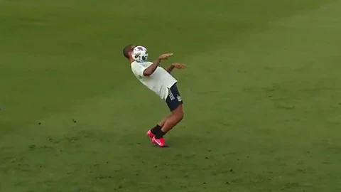 Thiago controla el balón en un entrenamiento de la Selección.