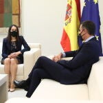 El presidente del Gobierno, Pedro Sánchez; y la presidenta de Ciudadanos, Inés Arrimadas, durante su reunión en el Palacio de la Moncloa, en Madrid (España), a 2 de septiembre de 2020.