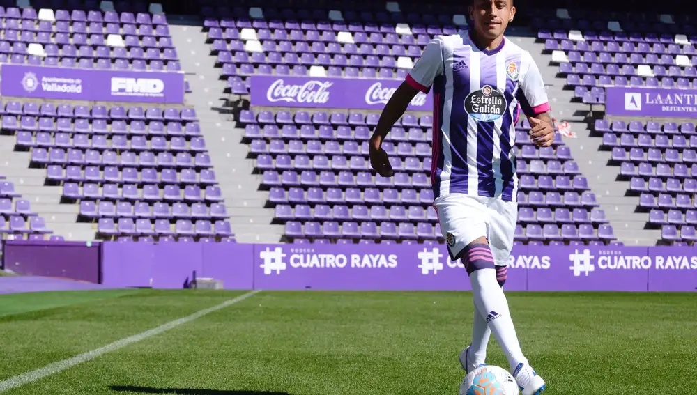 GRAF8640. VALLADOLID, 02/09/2020.- El centrocampista chileno Fabián Orellana posa durante su presentación como nuevo jugador del Real Valladolid, este miércoles. EFE/ Nacho Gallego