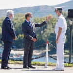 El Rey Felipe VI (1d) es recibido por el presidente de la Xunta, Alberto Núñez Feijóo (2d); el delegado del Gobierno en Galicia, Abel Losada (1i); y el presidente del Parlamento de Galicia, Miguel Ángel Santalices (2i), durante su visita a la Comandancia Naval del Miño en Tui con la que reanuda su agenda oficial, en Tui, Pontevedra, Galicia (España) a 2 de septiembre de 2020.02 SEPTIEMBRE 2020Marta Vázquez Rodríguez / Europa Press02/09/2020