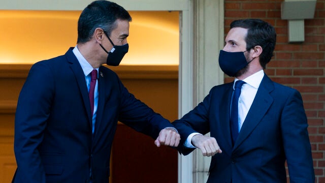 El presidente del Gobierno, Pedro Sánchez (i) y el presidente del PP, Pablo Casado, se saludan con el codo en el Palacio de Moncloa, antes del inicio de su reunión, en Madrid, el pasado día 2