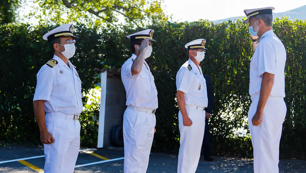 El Rey Felipe VI saluda a varios militares durante su visita a la Comandancia Naval del Miño en Tui, Galicia (España) a 2 de septiembre de 2020. SEPTIEMBRE 2020 / Europa Press