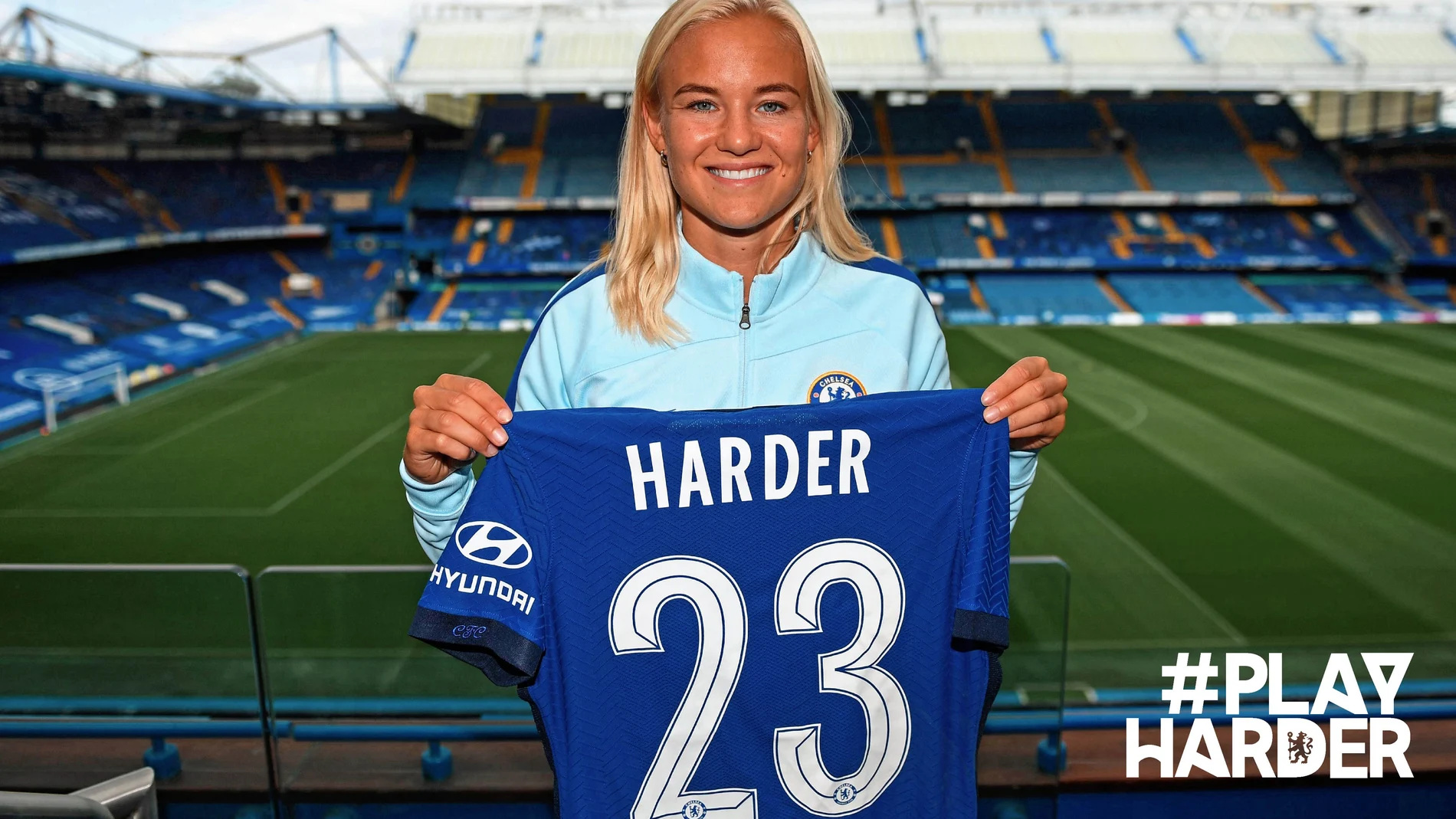 Pernille Harder posa con la camiseta del Chelsea.