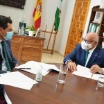 Juanma Moreno en su reunión con Jorge Jiménez en La Rambla (Córdoba)