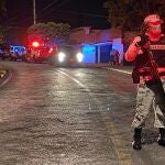 Vista general del sitio donde al menos ocho personas murieron y 14 resultaron lesionadas en un ataque armado perpetrado en el municipio mexicano de Cuernavaca