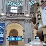 GRAF9112. MADRID, 03/09/2020.- La Bolsa española sube el 1,59 % en los primeros compases de la sesión de este jueves, y supera los 7.100 puntos, animada por la banca y los nuevos máximos registrados en Wall Street en la víspera. A las 7.15 GMT el principal indicador de la Bolsa española, el IBEX 35, suma 107,80 puntos, ese 1,59 %, hasta los 7.105 enteros. Las pérdidas anuales se reducen al 25,59 %.EFE/ Altea Tejido