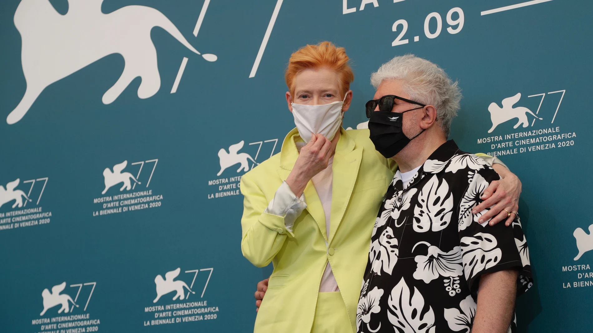Pedro Almodovar y Tilda Swintonen el Festival de Venecia, donde han presentado "La voz humana"
