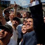 El presidente interino Juan Guaido junto al dirigente Henrique Capriles en una imagen de archivo de una manifestación en Caracas