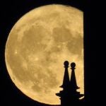 GRAF9096. SANTIAGO DE COMPOSTELA, 02/09/2020.- La luna llena sale sobre Santiago de Compostela esta noche de cielos despejados y buen tiempo. EFE/Lavandeira jr