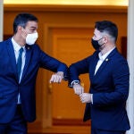 El presidente del Gobierno, Pedro Sánchez (i) y el portavoz de Esquerra Republicana (ERC) en el Congreso, Gabriel Rufián, se saludan con el codo en el Palacio de la Moncloa en septiembre pasado