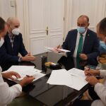 El presidente de la Diputación de Segovia, Miguel Ángel de Vicente, suscribe el convenio con los responsables de la Marca de Garantía