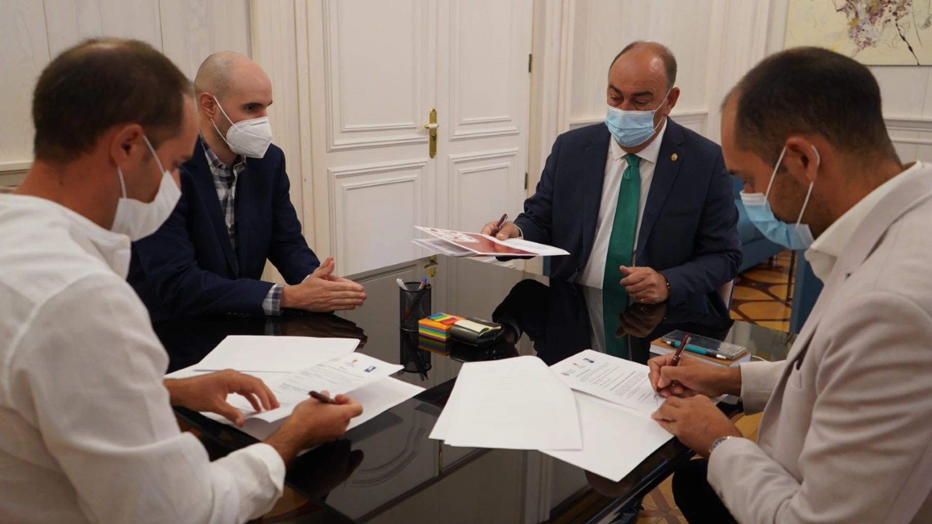 El presidente de la Diputación de Segovia, Miguel Ángel de Vicente, suscribe el convenio con los responsables de la Marca de Garantía