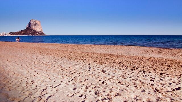 Detectado un brote de 19 casos en Calpe en un grupo de jóvenes que estaban de vacaciones