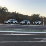 Vehículos de la Guardia Civil en la carretera en la operación en el Coto de Bornos