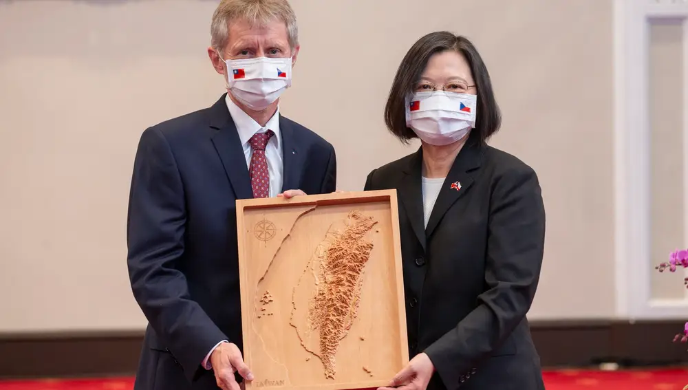 Milos Vystrcil junto a la presidenta de Taiwán