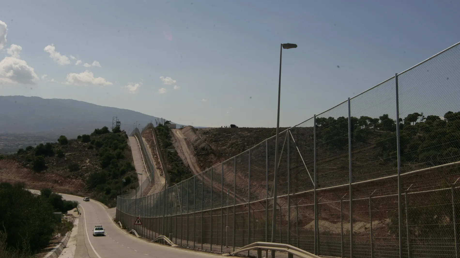 Cuatro migrantes de origen magrebí saltan la valla de Melilla más próxima a Marruecos