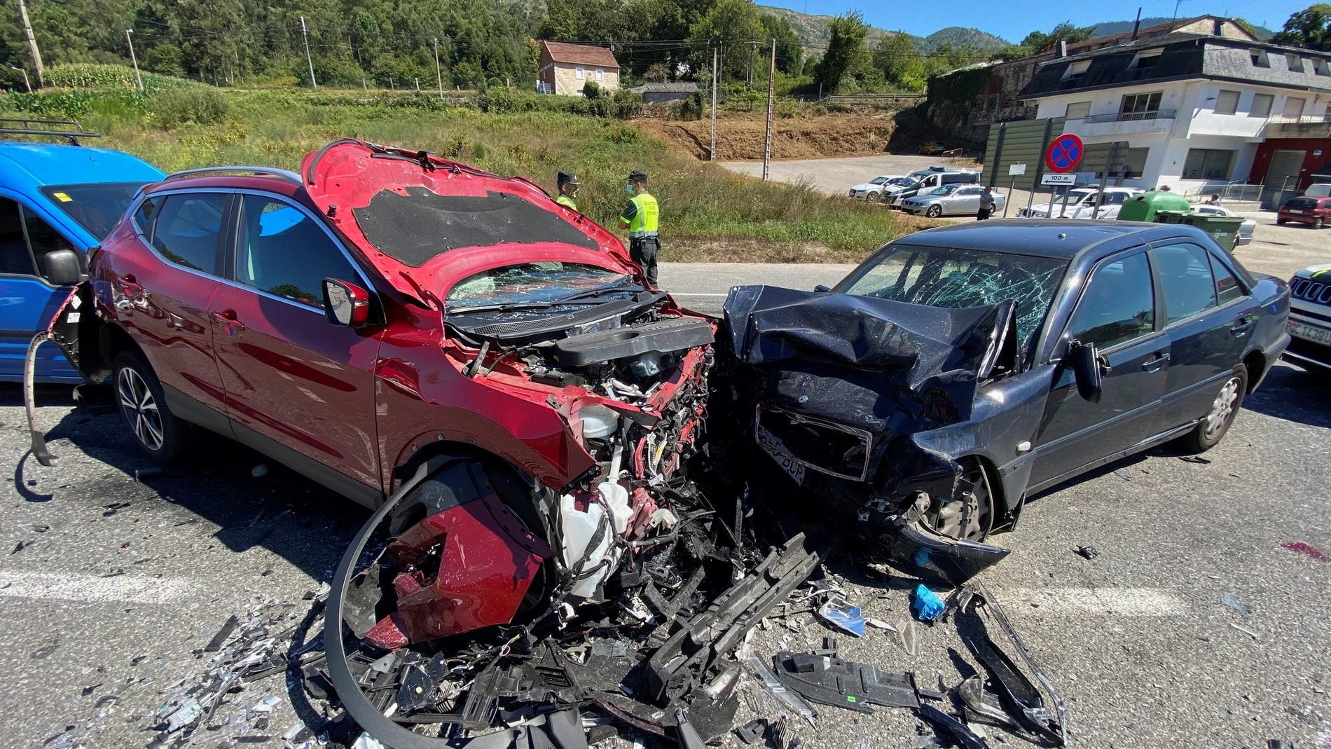 Un muerto en un accidente en Mos por una colisión frontal entre tres vehículos