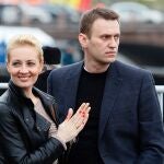Alexei Navalni con su mujer, Julia, en un acto en Rusia antes de ser envenenado