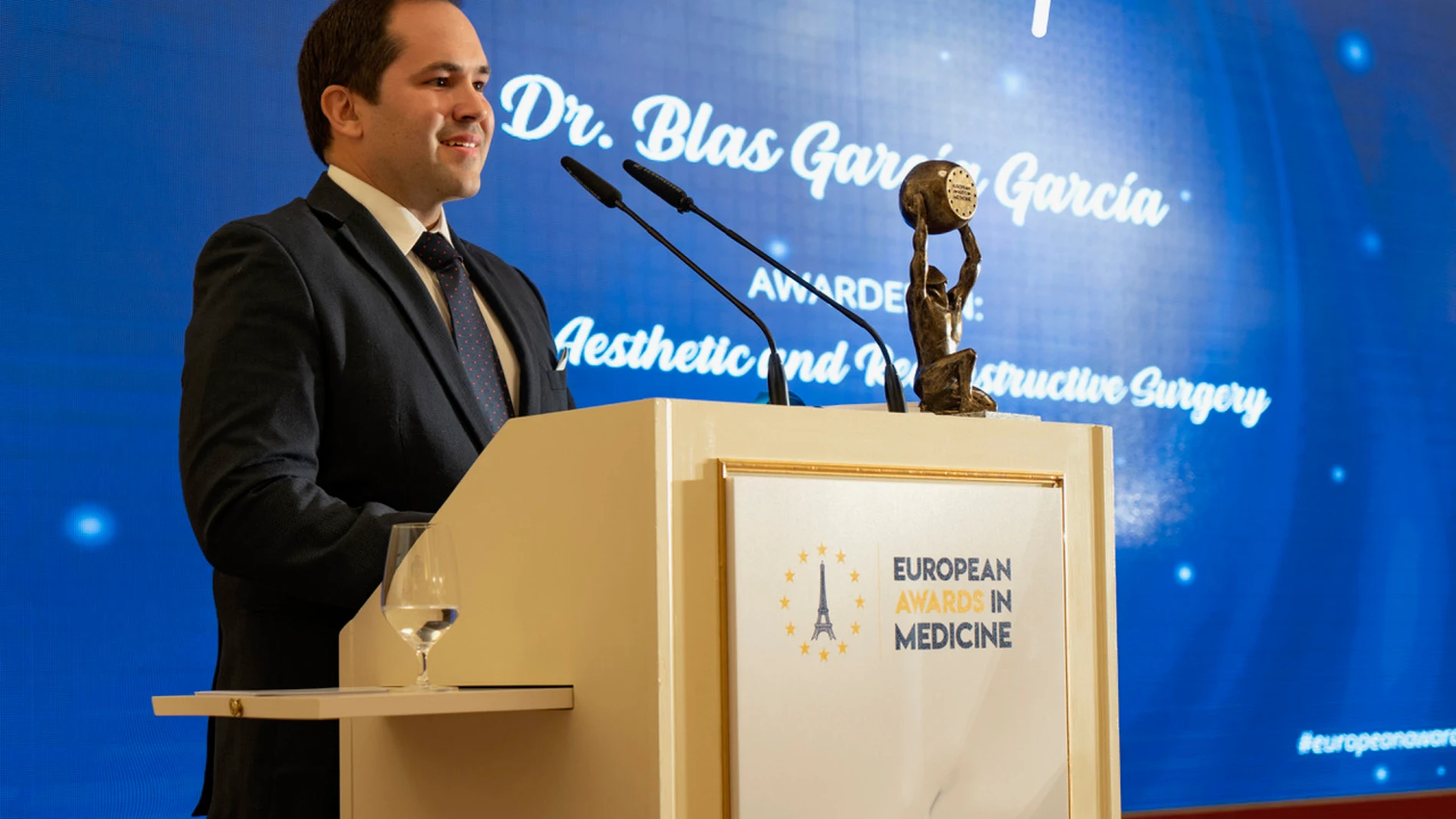 El Dr. Blas García es experto en Cirugía Plástica Facial, con dedicación exclusiva en cirugía de rinoplastia.