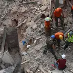Un equipo de rescate chileno remueve los escombros en el barrio beirutí de Gemmayze
